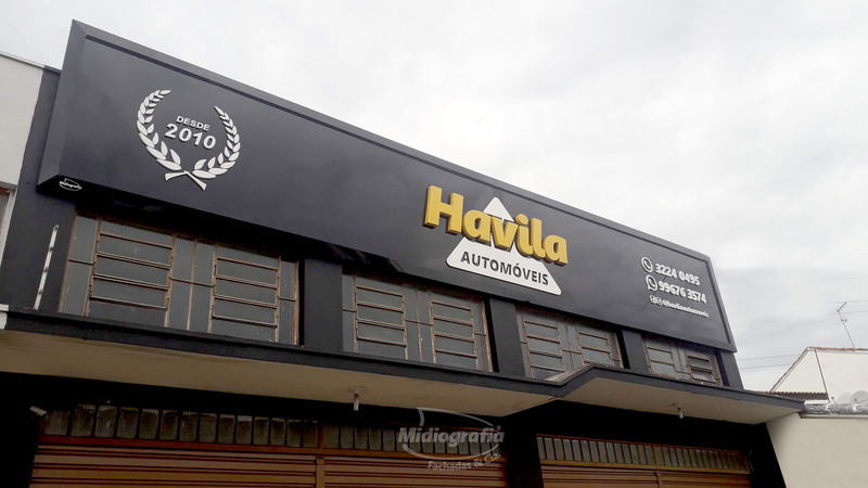 Placa ACM com letras em relevo 